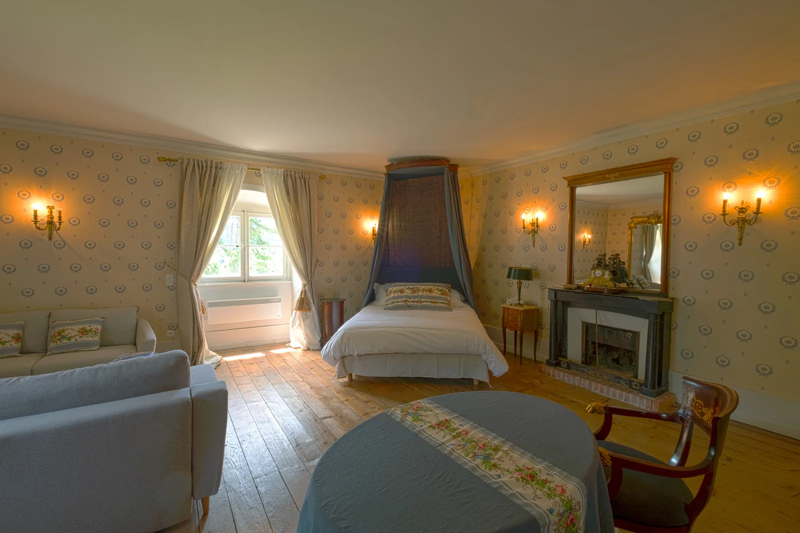 Chambre Eugénie — ciel de lit — Château de Syam — Villa Palladienne