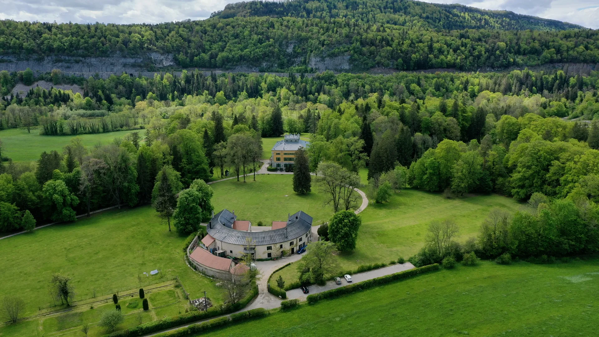 Vue aérienne du domaine du Château de Syam et du Fer à Cheval — Villa Palladienne