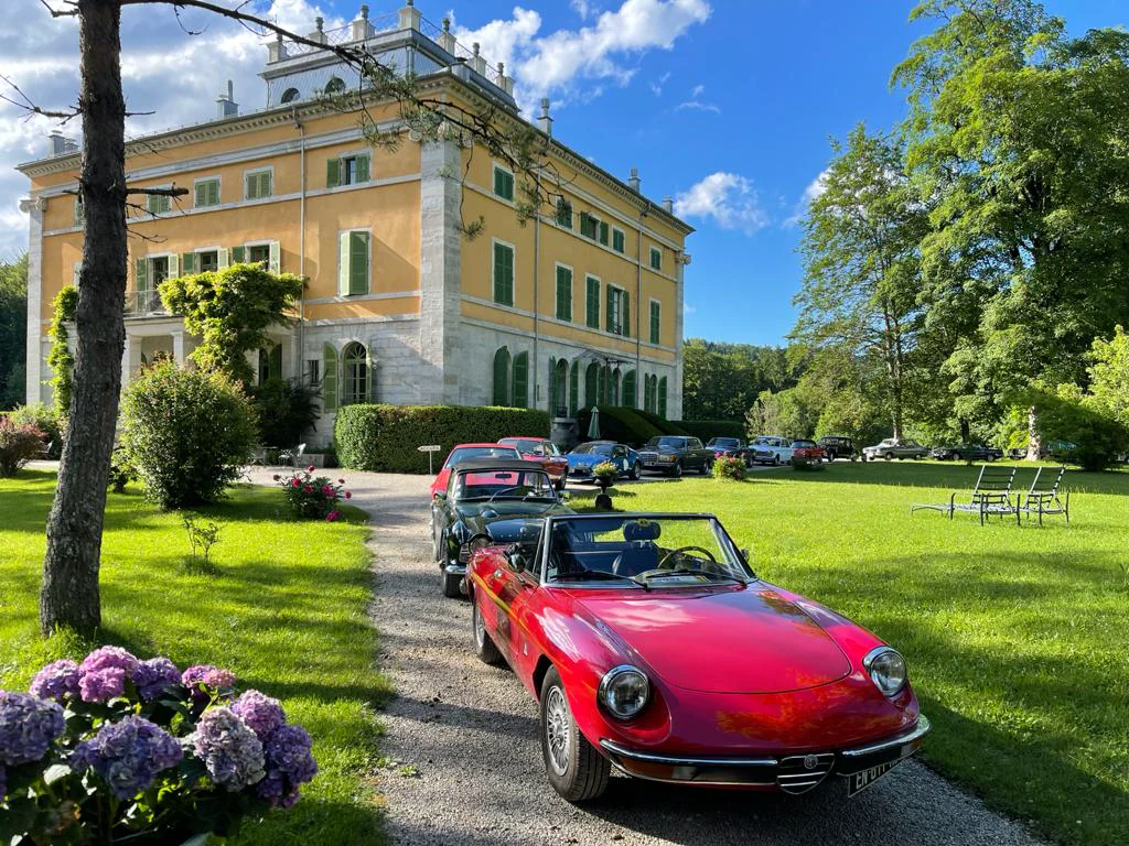Château de Syam et voitures de collection dans le parc — Villa Palladienne